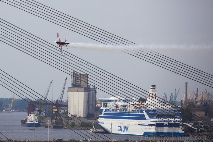 Svētku aviošovs Vecrīgā pulcē lielu skatītāju skaitu. Foto: www.fotoprojekts.lv Sponsors: Radisson Blu Daugava www.radissonblu.com Svētku aviošovs Vecrīgā pulcē lielu skatītāju skaitu. Foto: www.fotoprojekts.lv Sponsors: Radisson Blu Daugava www.radissonblu.com 81236