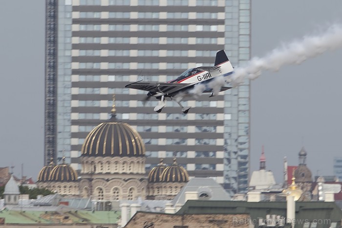 Svētku aviošovs Vecrīgā pulcē lielu skatītāju skaitu. Foto: www.fotoprojekts.lv Sponsors: Radisson Blu Daugava www.radissonblu.com Svētku aviošovs Vecrīgā pulcē lielu skatītāju skaitu. Foto: www.fotoprojekts.lv Sponsors: Radisson Blu Daugava www.radissonblu.com 81237