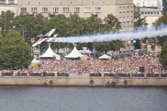 Svētku aviošovs Vecrīgā pulcē lielu skatītāju skaitu. Foto: www.fotoprojekts.lv Sponsors: Radisson Blu Daugava www.radissonblu.com Svētku aviošovs Vecrīgā pulcē lielu skatītāju skaitu. Foto: www.fotoprojekts.lv Sponsors: Radisson Blu Daugava www.radissonblu.com 81238