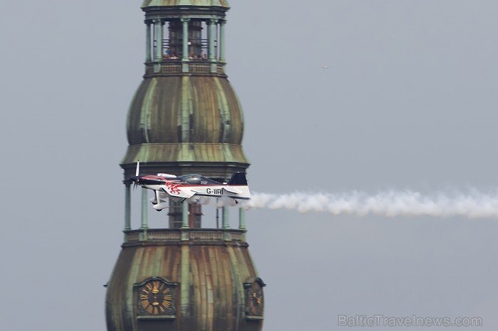 Svētku aviošovs Vecrīgā pulcē lielu skatītāju skaitu. Foto: www.fotoprojekts.lv Sponsors: Radisson Blu Daugava www.radissonblu.com Svētku aviošovs Vecrīgā pulcē lielu skatītāju skaitu. Foto: www.fotoprojekts.lv Sponsors: Radisson Blu Daugava www.radissonblu.com 81243