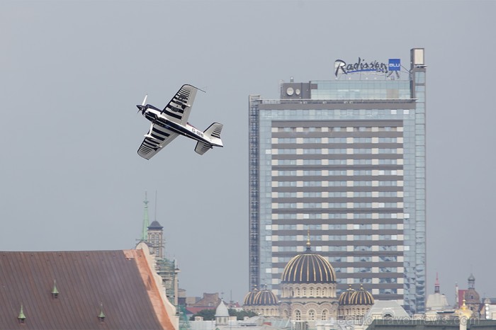 Svētku aviošovs Vecrīgā pulcē lielu skatītāju skaitu. Foto: www.fotoprojekts.lv Sponsors: Radisson Blu Daugava www.radissonblu.com Svētku aviošovs Vecrīgā pulcē lielu skatītāju skaitu. Foto: www.fotoprojekts.lv Sponsors: Radisson Blu Daugava www.radissonblu.com 81247