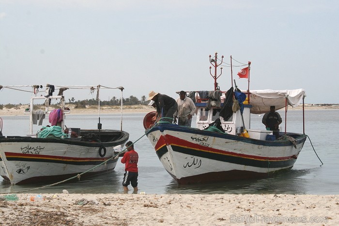 Esot Džerbas salā (Tunisija) noteikti dodies apciemot kādu no nelielām zvejnieku ostām, izbaudīt vietējo iedzīvotāju viesmīlību Esot Džerbas salā (Tunisija) noteikti dodies apciemot kādu no nelielām zvejnieku ostām, izbaudīt vietējo iedzīvotāju viesmīlību 81529