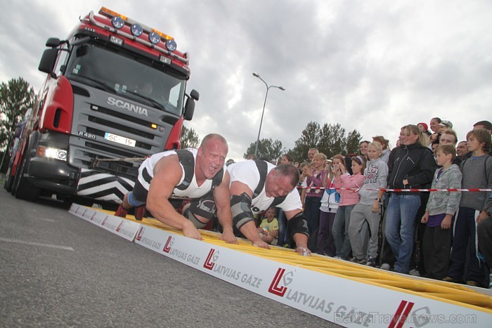 Brāļi Ivars un Agris Kazeļņiki pie tirdzniecības centra Zoom uzstāda jaunu pasaules rekordu. Foto sponsors: www.parstipru.lv Brāļi Ivars un Agris Kazeļņiki pie tirdzniecības centra Zoom uzstāda jaunu pasaules rekordu. Foto sponsors: www.parstipru.lv 81718