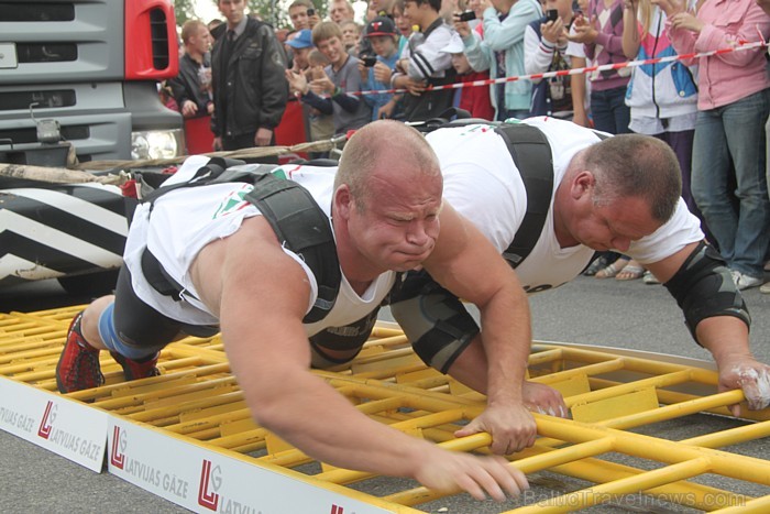 Brāļi Ivars un Agris Kazeļņiki pie tirdzniecības centra Zoom uzstāda jaunu pasaules rekordu. Foto sponsors: www.parstipru.lv Brāļi Ivars un Agris Kazeļņiki pie tirdzniecības centra Zoom uzstāda jaunu pasaules rekordu. Foto sponsors: www.parstipru.lv 81719
