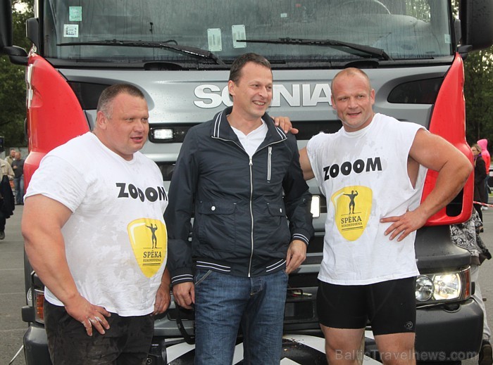 Brāļi Ivars un Agris Kazeļņiki pie tirdzniecības centra Zoom uzstāda jaunu pasaules rekordu. Foto sponsors: www.parstipru.lv Brāļi Ivars un Agris Kazeļņiki pie tirdzniecības centra Zoom uzstāda jaunu pasaules rekordu. Foto sponsors: www.parstipru.lv 81731