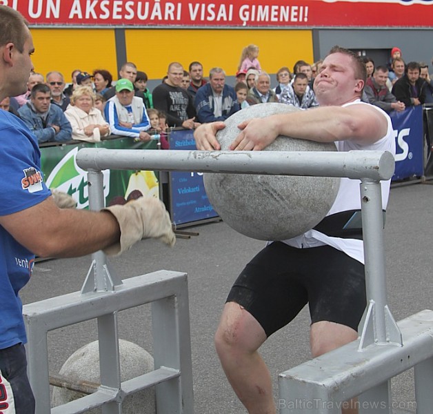 Spēkavīru sacīkstes 8.09.2012 - 180 kg smagas lodes pārvelšana pāri 130 cm augstam šķērslim. Foto sponsors: www.parstipru.lv Spēkavīru sacīkstes 8.09.2012 - 180 kg smagas lodes pārvelšana pāri 130 cm augstam šķērslim. Foto sponsors: www.parstipru.lv 81752