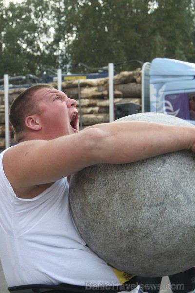 Spēkavīru sacīkstes 8.09.2012 - 180 kg smagas lodes pārvelšana pāri 130 cm augstam šķērslim. Foto sponsors: www.parstipru.lv Spēkavīru sacīkstes 8.09.2012 - 180 kg smagas lodes pārvelšana pāri 130 cm augstam šķērslim. Foto sponsors: www.parstipru.lv 81753