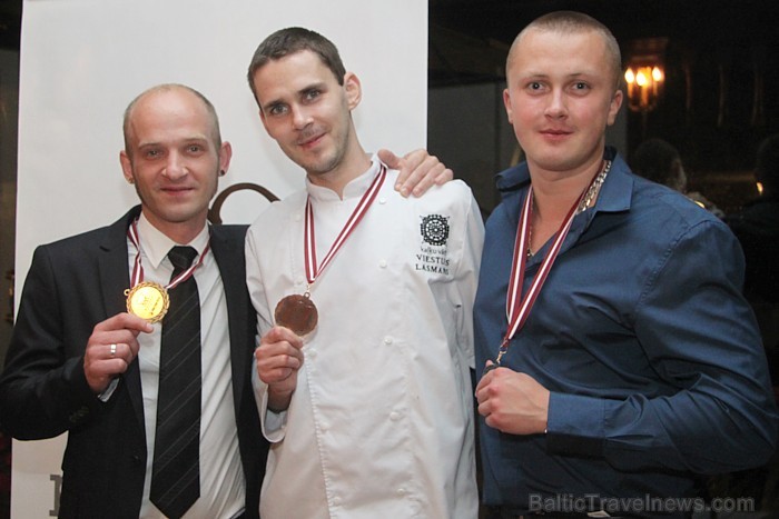 Latvijas 2012. gada labākais pavārs ir Kārlis Visockis (pirmais no kreisās) pārstāvot Tallink Hotel Rīga, 2. vietā ierindojās pavārs Juris Dukaļskis ( Latvijas 2012. gada labākais pavārs ir Kārlis Visockis (pirmais no kreisās) pārstāvot Tallink Hotel Rīga, 2. vietā ierindojās pavārs Juris Dukaļskis ( 81762