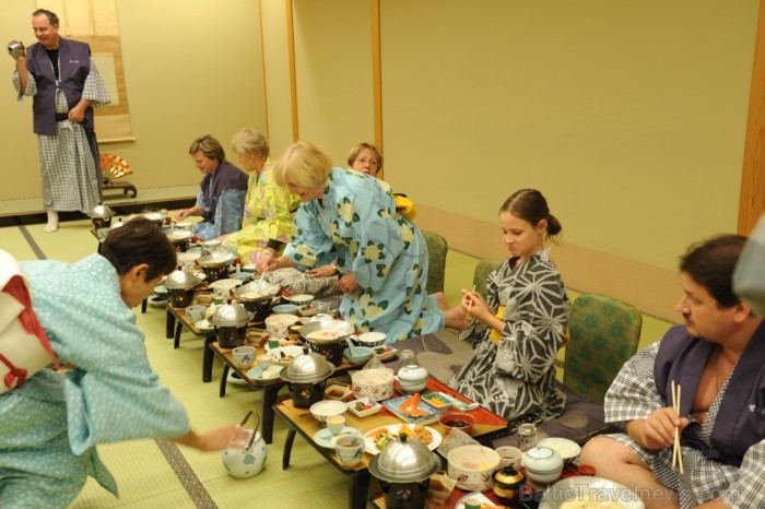 Tūrisma nozare Japānā ir atdzīvojusies, lai atkal tūristiem no visas pasaules ļautu baudīt tās neatkārtojamo kultūru. Foto: www.traveltime.lv Tūrisma nozare Japānā ir atdzīvojusies, lai atkal tūristiem no visas pasaules ļautu baudīt tās neatkārtojamo kultūru. Foto: www.traveltime.lv 81822