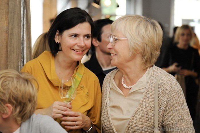 Vīna Studijā tika atklāta gleznotāju Gitas Šmites un Laimas Bikšes izstāde Gleznas. Tajā apskatāmi 12 darbi, kas tapuši šīs vasaras laikā. Foto:www.vi Vīna Studijā tika atklāta gleznotāju Gitas Šmites un Laimas Bikšes izstāde Gleznas. Tajā apskatāmi 12 darbi, kas tapuši šīs vasaras laikā. Foto:www.vi 81915