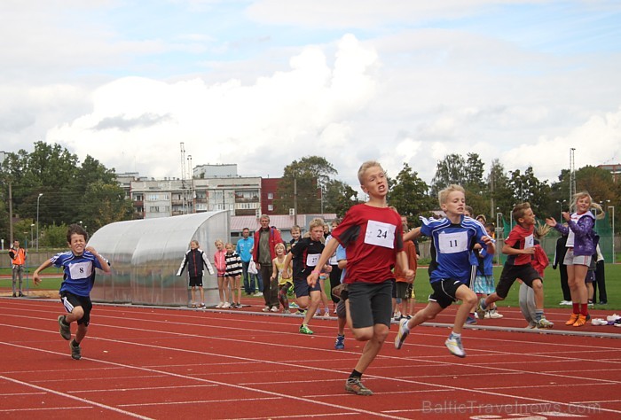 Ogres SC vieglatlētikas sacensībās «Iesildāmies rudenim» 14.09.2012 skolēni cīnās par medaļām. Foto sponsors: www.LatvijasCentrs.lv Ogres SC vieglatlētikas sacensībās «Iesildāmies rudenim» 14.09.2012 skolēni cīnās par medaļām. Foto sponsors: www.LatvijasCentrs.lv 82091