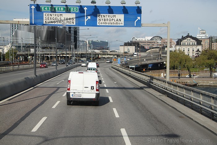 Nācās novērot, ka zviedru šoferu lielākā daļa ceļa zīmi 50 ignorē vismaz par 10-15 km/h. Foto sponsors: www.travel-rsp.lv Nācās novērot, ka zviedru šoferu lielākā daļa ceļa zīmi 50 ignorē vismaz par 10-15 km/h. Foto sponsors: www.travel-rsp.lv 82146