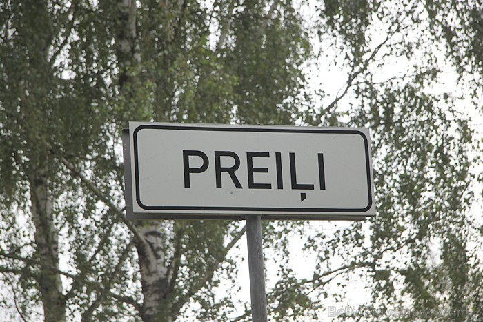 Preiļu pilsētas ģerbonis ir zelta laukā uz labo pusi pagriezies melns krauklis. Foto sponsors: www.preili.lv Preiļu pilsētas ģerbonis ir zelta laukā uz labo pusi pagriezies melns krauklis. Foto sponsors: www.preili.lv 82323