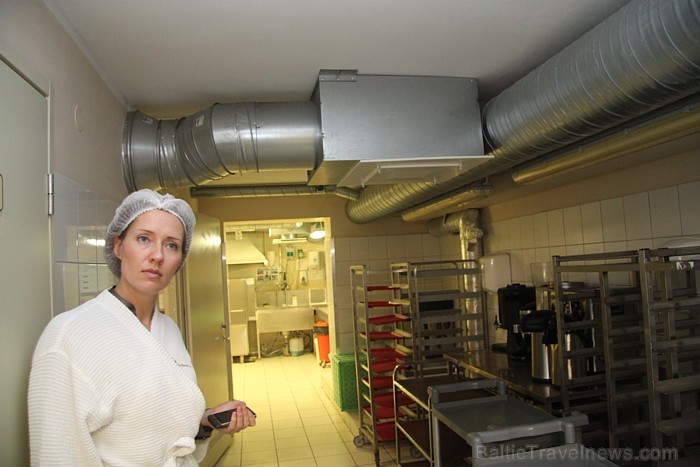 Kristīne Štāla - Hotel Jūrmala SPA mārketinga un pārdošanas vadītāja, izrādīja žurnālistiem virtuves telpas un apliecināja, ka restorāna virtuve atbil Kristīne Štāla - Hotel Jūrmala SPA mārketinga un pārdošanas vadītāja, izrādīja žurnālistiem virtuves telpas un apliecināja, ka restorāna virtuve atbil 82707