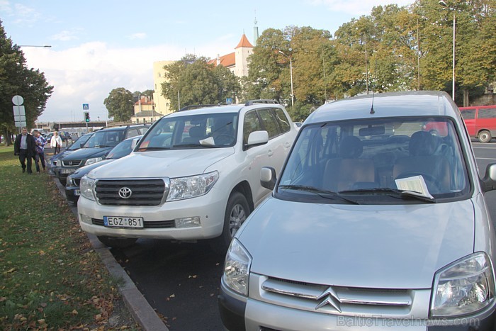 Rīgas dome bija parūpējusies par Doma laukumu, taču par pilsētas viesiem un lauciniekiem, kuri meklēja brīvas autostāvvietas 11.Novembra krastmalā... Rīgas dome bija parūpējusies par Doma laukumu, taču par pilsētas viesiem un lauciniekiem, kuri meklēja brīvas autostāvvietas 11.Novembra krastmalā... 82776