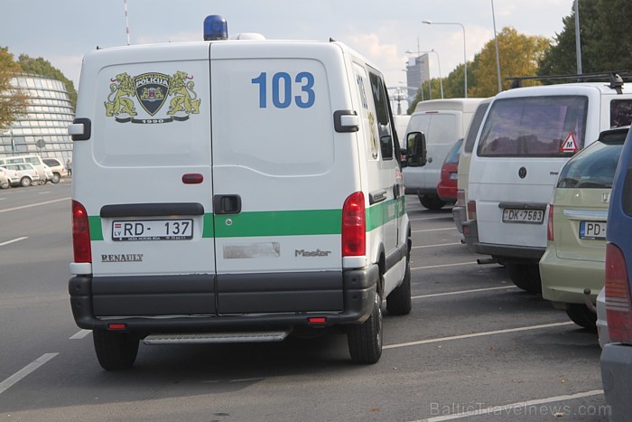 Rīgas pašvaldības policija nemaz necentās palīdzēt vai pabrīdināt pilsētas viesus, kuri nepareizi novietoja savas automašīnas Miķeļdienas tirgus tuvum Rīgas pašvaldības policija nemaz necentās palīdzēt vai pabrīdināt pilsētas viesus, kuri nepareizi novietoja savas automašīnas Miķeļdienas tirgus tuvum 82777