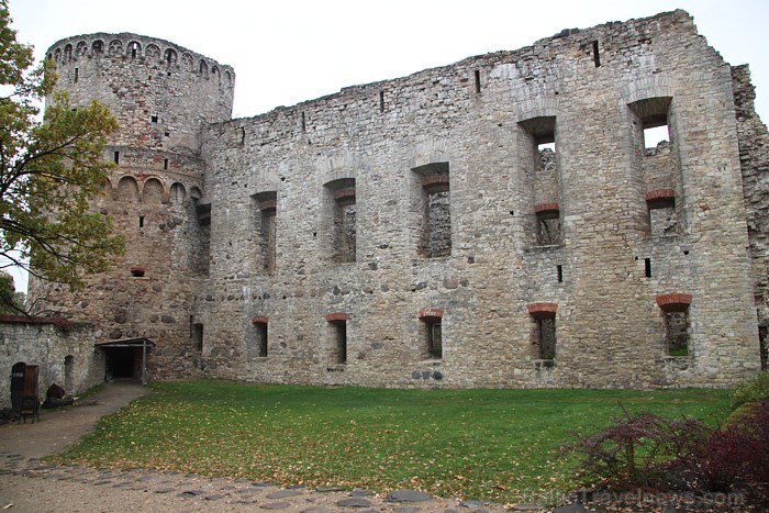 Cēsu pils kompleksa torņu sienu biezums sasniedza pat 4,7 metrus. Foto sponsors: www.tourism.cesis.lv Cēsu pils kompleksa torņu sienu biezums sasniedza pat 4,7 metrus. Foto sponsors: www.tourism.cesis.lv 83079