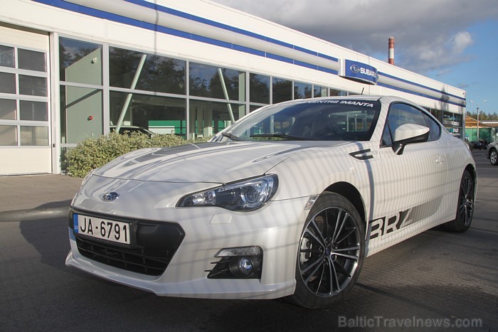 Travelnews.lv testētais Subaru BRZ Sport priecēja ar mazliet pārbūvētu izpūtēju, kas pie augstākiem motora apgriezieniem pievērsa apkārtējo uzmanību. Travelnews.lv testētais Subaru BRZ Sport priecēja ar mazliet pārbūvētu izpūtēju, kas pie augstākiem motora apgriezieniem pievērsa apkārtējo uzmanību. 83128