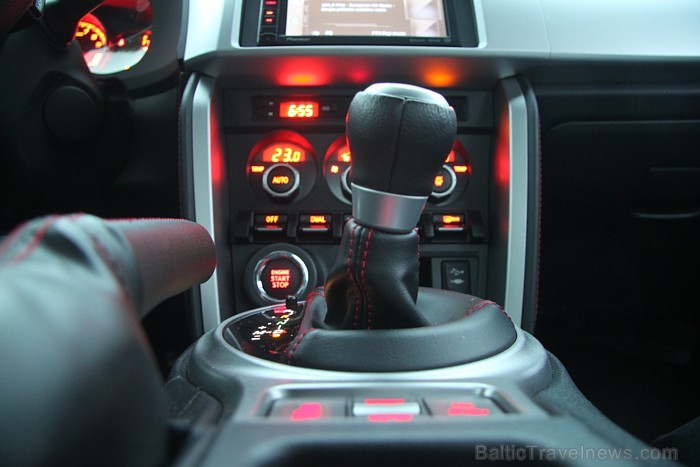 Subaru BRZ Sport ar automātisko pārnesumkārbu, kas ir ērta braukšanai, bet pārslēgšanas režīmi (D, N, R, P) ir pieejami ar pamatīgu kloķa raustīšanu Subaru BRZ Sport ar automātisko pārnesumkārbu, kas ir ērta braukšanai, bet pārslēgšanas režīmi (D, N, R, P) ir pieejami ar pamatīgu kloķa raustīšanu 83131