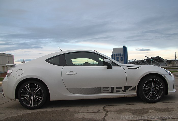 Travelnews.lv ievēroja, ka vislielākā interese par Subaru BRZ Sport ir tieši jauniešu vidū un testa laikā daudzi to iemūžināja savos viedtālruņos. Fot Travelnews.lv ievēroja, ka vislielākā interese par Subaru BRZ Sport ir tieši jauniešu vidū un testa laikā daudzi to iemūžināja savos viedtālruņos. Fot 83133