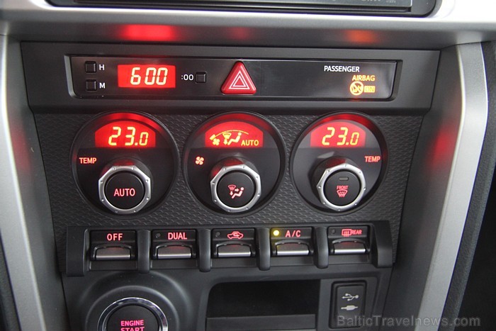 Subaru BRZ Sport iedarbinās ar starta pogu. USB kontakdakša ļauj ērti uzlādēt mobilo telefonu un ievietot mazajā plauktā. Foto sponsors: www.subaru-la Subaru BRZ Sport iedarbinās ar starta pogu. USB kontakdakša ļauj ērti uzlādēt mobilo telefonu un ievietot mazajā plauktā. Foto sponsors: www.subaru-la 83140