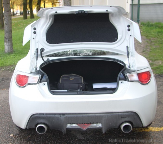 Testa Subaru BRZ Sport bagāžnieks nevar lepoties ar īpašu ietilpību, taču 4 biznesa klases somas tiks iekšā bez problēmām. Foto sponsors: www.subaru-l Testa Subaru BRZ Sport bagāžnieks nevar lepoties ar īpašu ietilpību, taču 4 biznesa klases somas tiks iekšā bez problēmām. Foto sponsors: www.subaru-l 83143