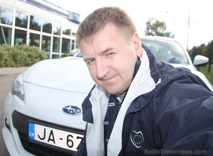 Travelnews.lv direktors Aivars Mackevičs atzinīgi vērtē auto no dizaina un braukšanas emociju gammas, taču auto dārdzība un degvielas patēriņš sportis Travelnews.lv direktors Aivars Mackevičs atzinīgi vērtē auto no dizaina un braukšanas emociju gammas, taču auto dārdzība un degvielas patēriņš sportis 83144