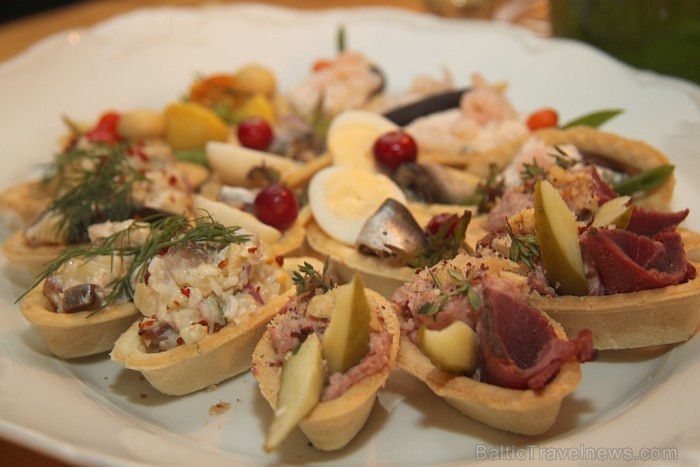 Latviešu tradicionālo ēdienu restorāns «Taverna» pie Pulvertorņa piedāvā izbaudīt īstus latgaliešu vakarus. Foto sponsors: www.latvianfood.lv Latviešu tradicionālo ēdienu restorāns «Taverna» pie Pulvertorņa piedāvā izbaudīt īstus latgaliešu vakarus. Foto sponsors: www.latvianfood.lv 83327