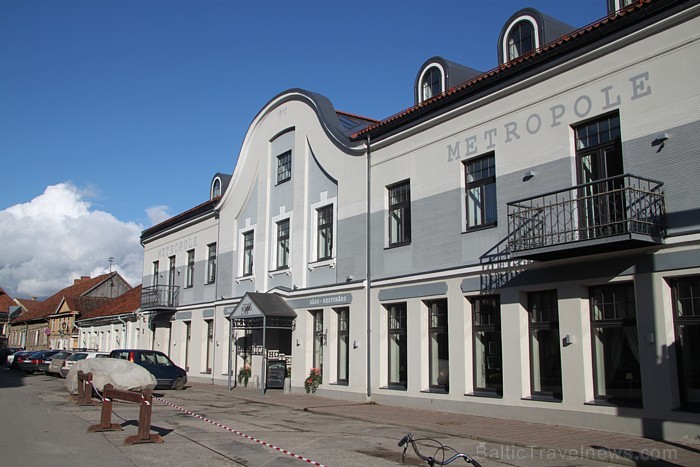 Kuldīgas viena no glaunākajām naktsmītnēm ir viesnīca Metropole. Foto sponsors: www.hotel-metropole.lv Kuldīgas viena no glaunākajām naktsmītnēm ir viesnīca Metropole. Foto sponsors: www.hotel-metropole.lv 83482