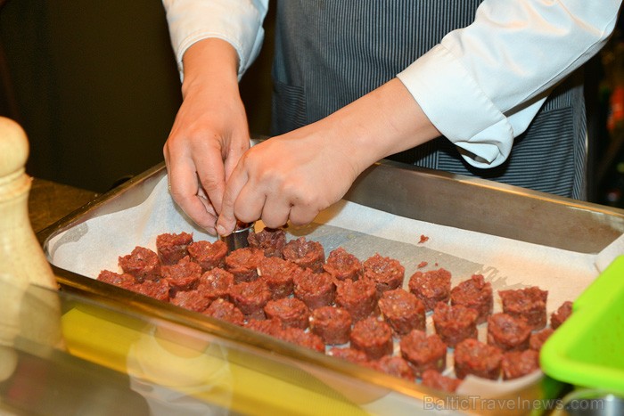 Rīgas restorāns Burkāns (www.burkans.lv) piedāvā izbaudīt Latvijas medījumu garšu kopā ar piemeklētiem vīniem. Foto: Valters Preimanis Rīgas restorāns Burkāns (www.burkans.lv) piedāvā izbaudīt Latvijas medījumu garšu kopā ar piemeklētiem vīniem. Foto: Valters Preimanis 83997