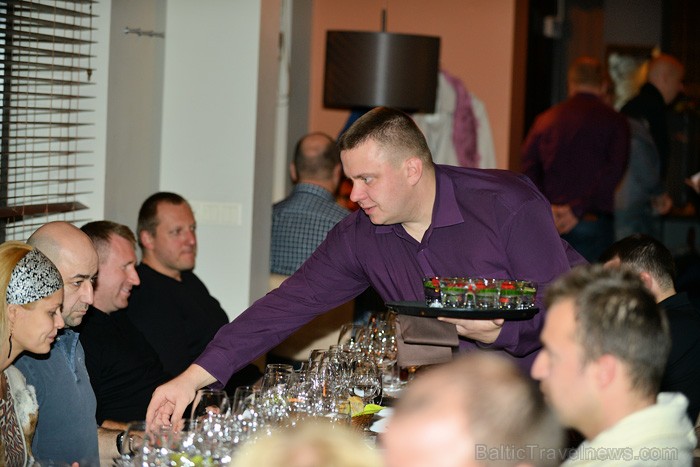 Rīgas restorāns Burkāns (www.burkans.lv) piedāvā izbaudīt Latvijas medījumu garšu kopā ar piemeklētiem vīniem. Foto: Valters Preimanis Rīgas restorāns Burkāns (www.burkans.lv) piedāvā izbaudīt Latvijas medījumu garšu kopā ar piemeklētiem vīniem. Foto: Valters Preimanis 84000