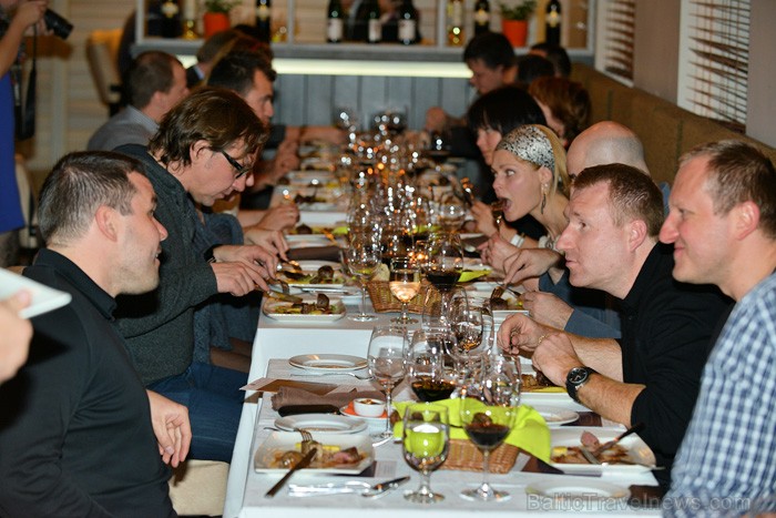 Rīgas restorāns Burkāns (www.burkans.lv) piedāvā izbaudīt Latvijas medījumu garšu kopā ar piemeklētiem vīniem. Foto: Valters Preimanis Rīgas restorāns Burkāns (www.burkans.lv) piedāvā izbaudīt Latvijas medījumu garšu kopā ar piemeklētiem vīniem. Foto: Valters Preimanis 84015