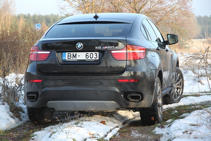 Apvidus automobilis BMW X6 M50d ir vairāk domāts autostrādes ceļiem, taču tas var viegli pievarēt arī labi koptus lauku ceļus, lai nokļūtu tuvāk pie d Apvidus automobilis BMW X6 M50d ir vairāk domāts autostrādes ceļiem, taču tas var viegli pievarēt arī labi koptus lauku ceļus, lai nokļūtu tuvāk pie d 84116