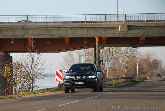 Unikālā trīskāršā turbouzlāde piešķir pasaulē jaudīgākajam standarta vienrindas 6 cilindru dīzeļdzinējam uzrāviena jaudu, kas saglabājas visā ātruma d Unikālā trīskāršā turbouzlāde piešķir pasaulē jaudīgākajam standarta vienrindas 6 cilindru dīzeļdzinējam uzrāviena jaudu, kas saglabājas visā ātruma d 84121