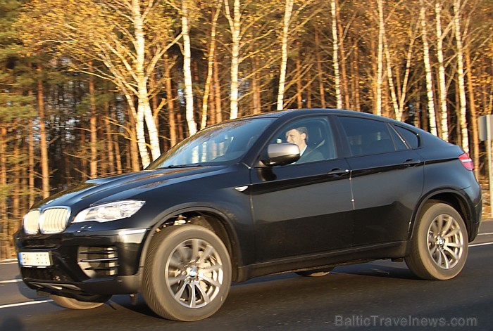 Travelnews.lv testa laikā izvēlējās dažādus ceļa segumus un piefiksēja, ka autovadītājs BMW X6 M50d automašīnā jūtas komfortabli un stabili Travelnews.lv testa laikā izvēlējās dažādus ceļa segumus un piefiksēja, ka autovadītājs BMW X6 M50d automašīnā jūtas komfortabli un stabili 84125