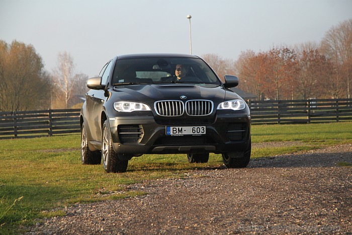 Travelnews.lv testē BMW X6 M50d, ko piedāvāja viens no BMW oficiālajiem dīleriem - www.inchcape-bmauto.lv Travelnews.lv testē BMW X6 M50d, ko piedāvāja viens no BMW oficiālajiem dīleriem - www.inchcape-bmauto.lv 84129