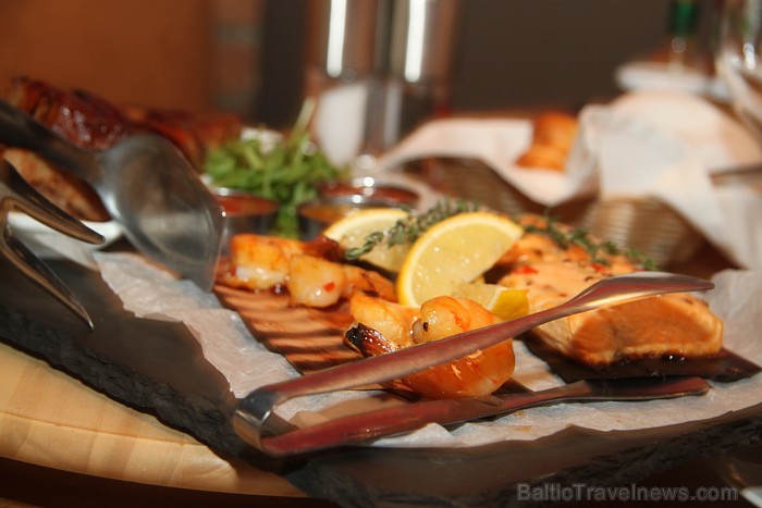 Alkšņa pagales nav tikai Čarlstona interjera elements. Dūmojot ar alkšņa malku, top lieliskas ribiņas, garneles un steiki - www.restaurant-riga.com Alkšņa pagales nav tikai Čarlstona interjera elements. Dūmojot ar alkšņa malku, top lieliskas ribiņas, garneles un steiki - www.restaurant-riga.com 84165