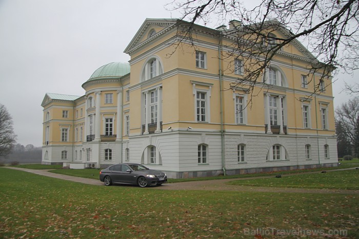 Eleganta klasicisma stilā 1802. gadā celta Mežotnes pils Lielupes krastā ir viena no sakoptākajām pilīm Latvijā. Foto sponsors: www.mezotnespils.lv Eleganta klasicisma stilā 1802. gadā celta Mežotnes pils Lielupes krastā ir viena no sakoptākajām pilīm Latvijā. Foto sponsors: www.mezotnespils.lv 84388