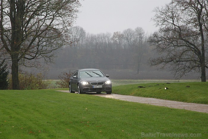 5.sērijas BMW M550d īpaši jaudīgais dīzeļdzinējs izstrādāts uz trīslitru sešcilindru agregāta bāzes ar 3 turbīnām. Foto sponsors: www.mezotnespils.lv 5.sērijas BMW M550d īpaši jaudīgais dīzeļdzinējs izstrādāts uz trīslitru sešcilindru agregāta bāzes ar 3 turbīnām. Foto sponsors: www.mezotnespils.lv 84389