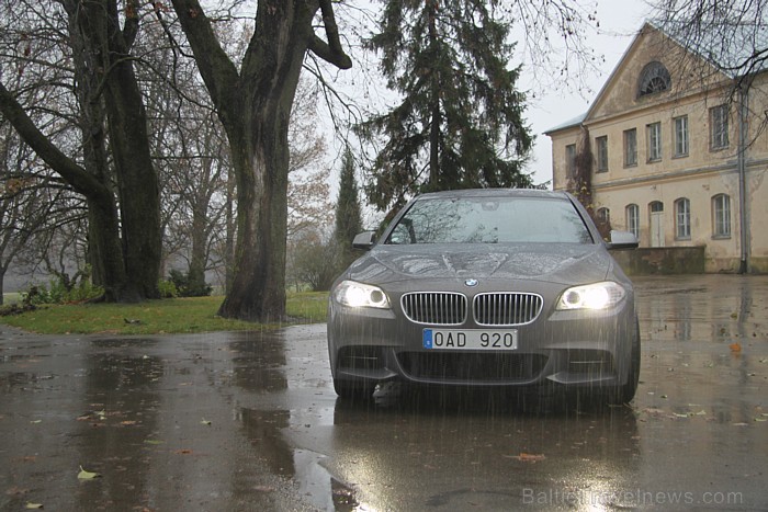 BMW M550d sedans līdz 100 km/h paātrinās 4,7 sekundēs jeb par 0,3 sekundēm lēnāk nekā 570 ZS jaudīgais BMW M5. Foto sponsors: www.mezotnespils.lv BMW M550d sedans līdz 100 km/h paātrinās 4,7 sekundēs jeb par 0,3 sekundēm lēnāk nekā 570 ZS jaudīgais BMW M5. Foto sponsors: www.mezotnespils.lv 84390