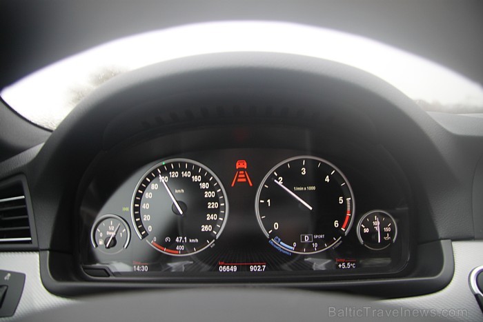 Travelnews.lv pārliecinājās, ka adaptīvā kruīza kontrole lieliski palīdz autovadītājam saglabāt distanci pret citu automobili vienā joslā. Auto testa Travelnews.lv pārliecinājās, ka adaptīvā kruīza kontrole lieliski palīdz autovadītājam saglabāt distanci pret citu automobili vienā joslā. Auto testa 84392