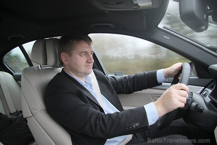 BalticTravelnews.com direkors Aivars Mackevičs testē BMW M550d un viņš atzīst, ka «šis auto vieglo automobiļu kategorijā ir labākais auto ar dīzeļdzin BalticTravelnews.com direkors Aivars Mackevičs testē BMW M550d un viņš atzīst, ka «šis auto vieglo automobiļu kategorijā ir labākais auto ar dīzeļdzin 84393
