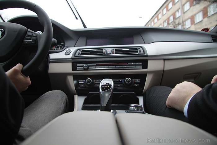 BMW M550d nav lēts automobilis, jo automašīnas iegādes cena ir sākot no 80 000 eiro, taču braukšanas bauda ir vienreizēja. Auto testa sponsors: www.bm BMW M550d nav lēts automobilis, jo automašīnas iegādes cena ir sākot no 80 000 eiro, taču braukšanas bauda ir vienreizēja. Auto testa sponsors: www.bm 84394