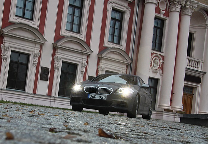 BMW M550d ir aprīkots ar četru riteņu piedziņu, kas palīdz automašīnai dinamiski izmantot visas 4x4 priekšrocības. Foto sponsors: www.tornis.jelgava.l BMW M550d ir aprīkots ar četru riteņu piedziņu, kas palīdz automašīnai dinamiski izmantot visas 4x4 priekšrocības. Foto sponsors: www.tornis.jelgava.l 84397