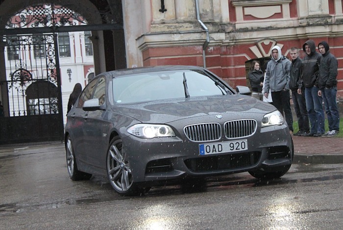 Droši vien BMW M550d xDrive pēc dažiem gadiem būs pieejams par lētāku naudu un jaunajiem studentiem būs īstais vāģis. Foto sponsors: www.tornis.jelgav Droši vien BMW M550d xDrive pēc dažiem gadiem būs pieejams par lētāku naudu un jaunajiem studentiem būs īstais vāģis. Foto sponsors: www.tornis.jelgav 84402