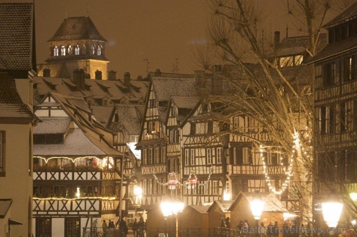 Kopš 1570. gada Strasbūrā darbojas Ziemassvētku svētku tirdziņi un pilsēta kļūst par šo svētku galveno centru. Foto: www.noel.strasbourg.eu Kopš 1570. gada Strasbūrā darbojas Ziemassvētku svētku tirdziņi un pilsēta kļūst par šo svētku galveno centru. Foto: www.noel.strasbourg.eu 85521