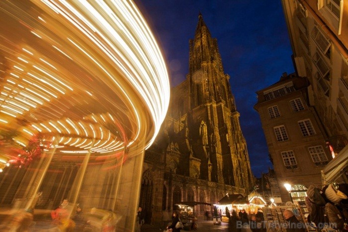 Kopš 1570. gada Strasbūrā darbojas Ziemassvētku svētku tirdziņi un pilsēta kļūst par šo svētku galveno centru. Foto: www.noel.strasbourg.eu Kopš 1570. gada Strasbūrā darbojas Ziemassvētku svētku tirdziņi un pilsēta kļūst par šo svētku galveno centru. Foto: www.noel.strasbourg.eu 85522