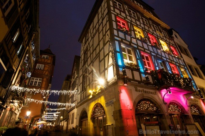 Kopš 1570. gada Strasbūrā darbojas Ziemassvētku svētku tirdziņi un pilsēta kļūst par šo svētku galveno centru. Foto: www.noel.strasbourg.eu Kopš 1570. gada Strasbūrā darbojas Ziemassvētku svētku tirdziņi un pilsēta kļūst par šo svētku galveno centru. Foto: www.noel.strasbourg.eu 85524