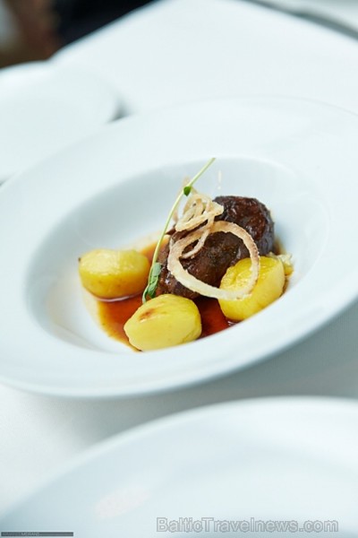 Cabrito Assado - 6 h garšaugos marinēts jērs, kas vēlāk lēni cepts ar sulīguma un pilnīguma garšu.
Izteikts Portugāles ziemeļu daļas ēdiens. Foto: Ar Cabrito Assado - 6 h garšaugos marinēts jērs, kas vēlāk lēni cepts ar sulīguma un pilnīguma garšu.
Izteikts Portugāles ziemeļu daļas ēdiens. Foto: Ar 85557