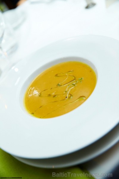 Caldo de Cebola - klasiskā Portugāles sīpolu zupa. Krēmīga, tumīga, sildoša. Tik sezonāla un tik garda. Foto: Armands Meirans, www.meirans.com Caldo de Cebola - klasiskā Portugāles sīpolu zupa. Krēmīga, tumīga, sildoša. Tik sezonāla un tik garda. Foto: Armands Meirans, www.meirans.com 85559